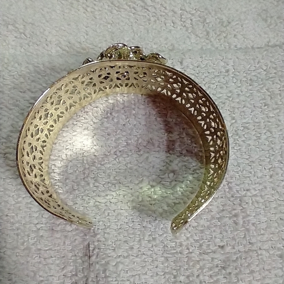 Goldtone filigree red ♥️ crystal 🔮 cuff bracelet - Picture 5 of 5